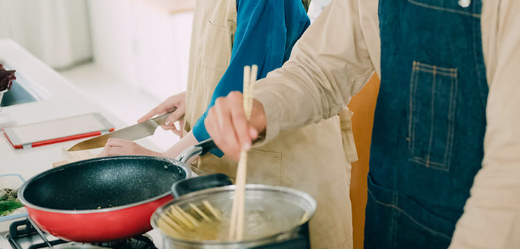 キッチンで調理をする様子