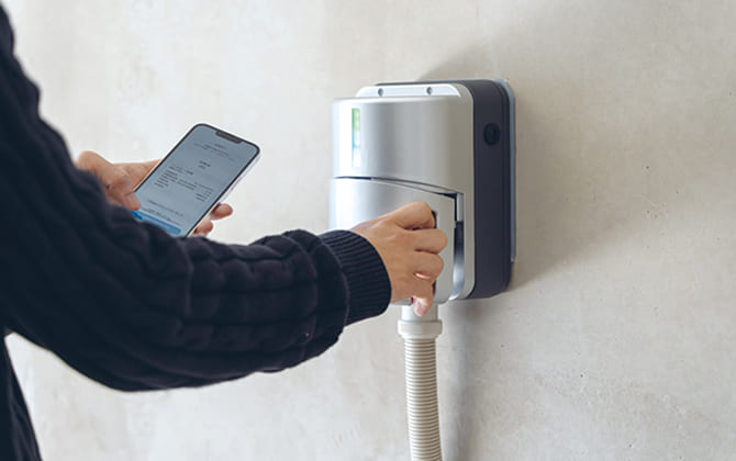 EV充電機で充電する様子