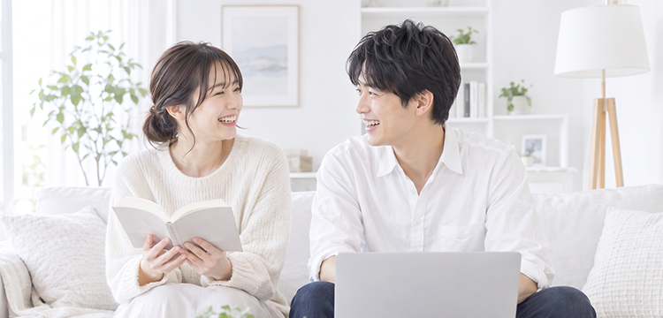 ソファでねこと過ごす暮らしのイメージ