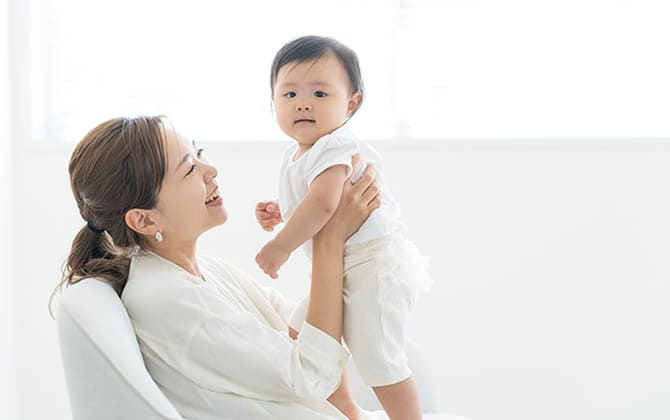 室内で親子が過ごす様子