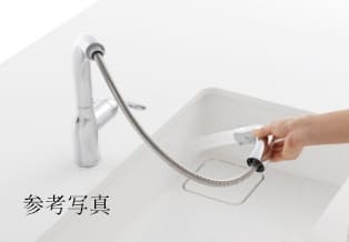 シンクの隅々まで洗い流せるハンドシャワー